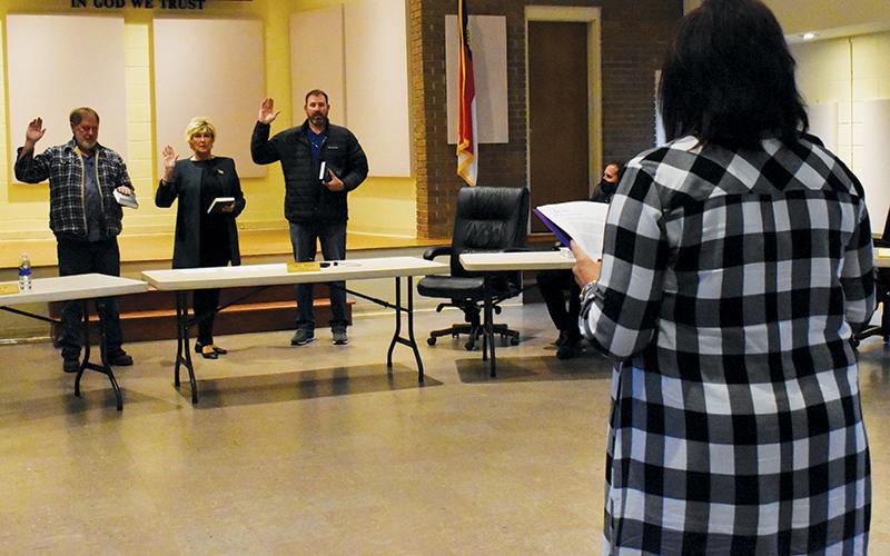 Graham County Clerk of Court Tammy Holloway swears in re-elected Board of  Commissioners’ members (from left): Keith Eller, vice-chairman; Connie Orr,  chairman; and Jacob Nelms. Photo by Charlie Benton/news@grahamstar.com