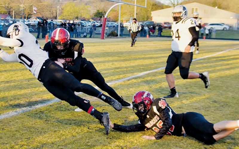 Lex Hooper stretches for one of four touchdowns in Friday’s shutout victory in Andrews. Photos by Art Miller/amiller@grahamstar.com