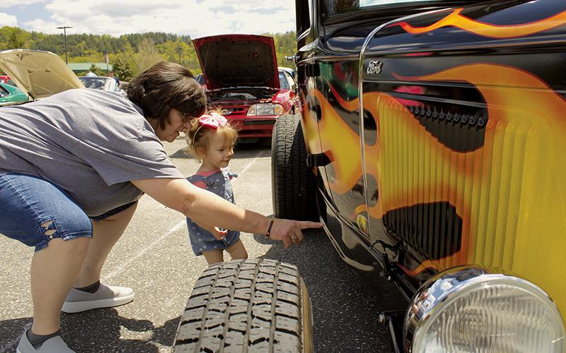 Debbie Buchanan and her one-year-old niece, Sadie Buchanan, check out a hot rod on display at Saturday’s Drag-on Car Show. Photos by Charlie Benton/news@grahamstar.com