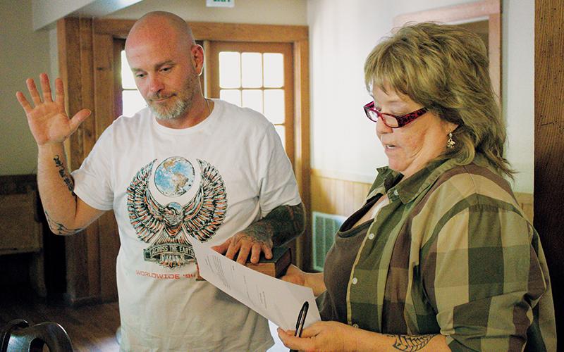 Jason Duke (left) takes the oath of office from Town of Fontana Dam Administrator Zelerie Rogers at the May 19 council meeting. With the addition of Duke, the town council is back at its full, five-member complement. Photos by Charlie Benton/news@grahamstar.com