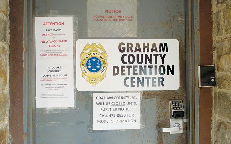 A sign on the door of the Graham County Jail state’s that the facility is closed until further notice. A COVID-19 outbreak has affected at least eight people as of last week. Photo by Charlie Benton/news@grahamstar.com