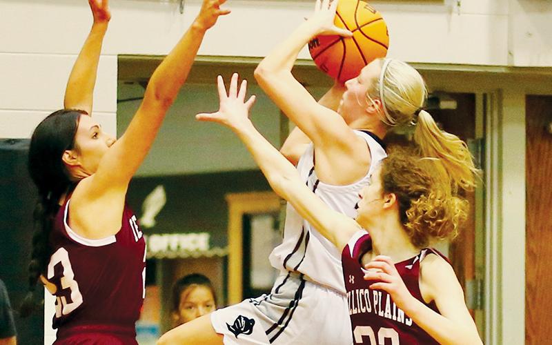 Robbinsville junior Kensley Phillips splits a pair of Tellico Plains defenders Dec. 30. Photo by Miranda Buchanan/Robbinsville High School Yearbook