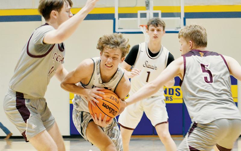 Kamdyn Jordan splits the defense of Thomas Jefferson Classical Academy’s Malachi Prescott (left) and Isaiah Hicks on Saturday.