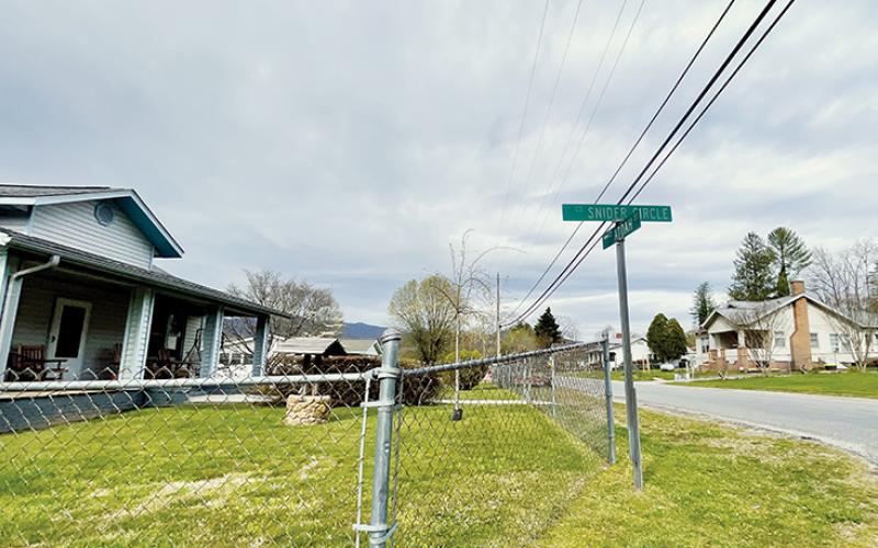 David Hall, who lives in the house on the left, and Mike and Katlyn Eddings, who live across Atoah Street in the house on the right, are in an ongoing dispute over the Eddings’ dog. Photo by Randy Foster/news@grahamstar.com