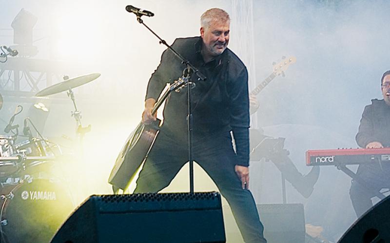 “American Idol,” Season 5 winner Taylor Hicks performed at Robbinsville High School on May 7, as part of a fundraiser for the district’s band program. Photo by Randy Foster/news@grahamstar.com