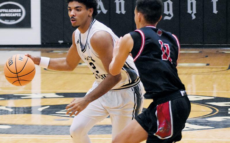 Kristian Bauzo (left) attempts to evade the defense of Andrews’ Braylen Maennle on Jan. 27. Photos by Kevin Hensley/sports@grahamstar.com