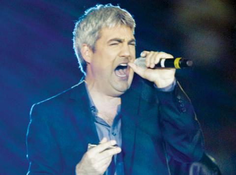 Taylor Hicks – who won Season 5 of “American Idol” will perform at Modeal Walsh Memorial Stadium in  Robbinsville on May 7, 2022.