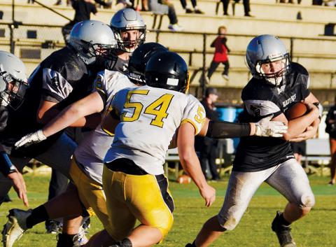 Junior varsity Black Knight Tanner Hedden (right) evades capture during the Sept. 23 home game against Murphy. Photo by Art Miller/amiller@grahamstar.com