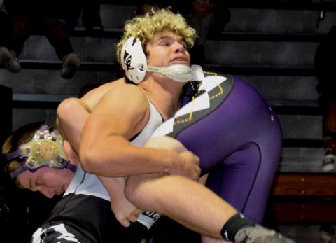 Sophomore Kage Williams (195) scoops Mitchell’s Noah Maltba during Nov. 17’s home dual. Photo by Art Miller/amiller@grahamstar.com