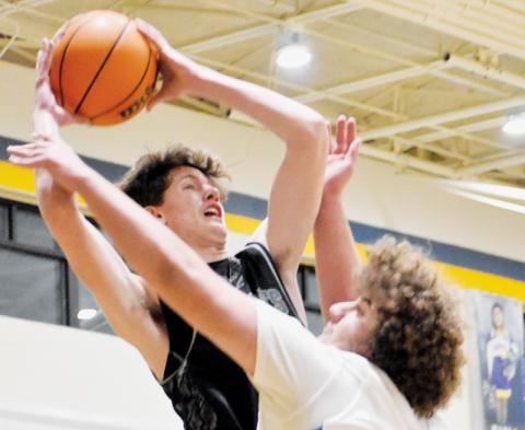 Donovan Carpenter rises above Highlands’ Brandon Moss for a potential basket Jan. 20. Photo by Kevin Hensley/sports@grahamstar.com