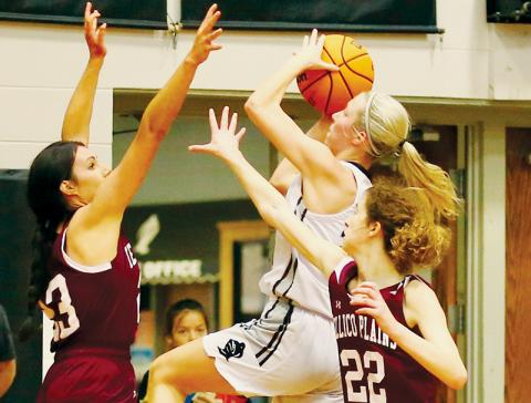 Robbinsville junior Kensley Phillips splits a pair of Tellico Plains defenders Dec. 30. Photo by Miranda Buchanan/Robbinsville High School Yearbook