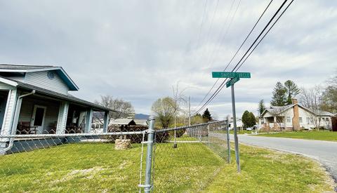 David Hall, who lives in the house on the left, and Mike and Katlyn Eddings, who live across Atoah Street in the house on the right, are in an ongoing dispute over the Eddings’ dog. Photo by Randy Foster/news@grahamstar.com
