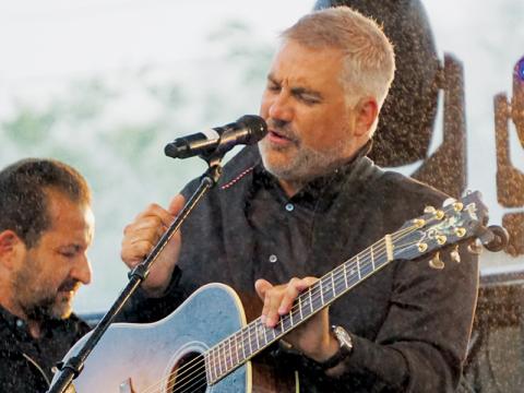 Despite a steady rain, “American Idol” Season 5 winner Taylor Hicks performed for a crowd gathered at the Robbinsville High School track on Saturday. Photos by Randy Foster/news@grahamstar.com
