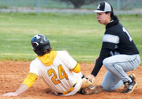 Quinn Jumper looks to tag out Murphy’s Ty Laney during Monday’s road loss to the Bulldogs. Photo by Justin Fitzgerald/Cherokee Scout