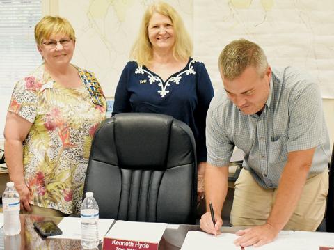 Lynn Deeden (left) and Victoria Baker – representing the Daughters of the American Revolution – oversee Robbinsville Mayor Shaun Adams’ signing of the annual  Constitutional Week Proclamation at Tuesday’s board of aldermen meeting. This year, the recognition will run from Sunday, Sept. 17 – Saturday, Sept. 23. Photo by Kevin Hensley/editor@grahamstar.com