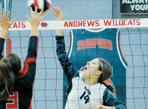 Senior Tia Hall contends the defense of Andrews’  Kinleigh Queen in Robbinsville’s 4-set road victory over the Lady Wildcats. Photo by Kevin Hensley/sports@grahamstar.com