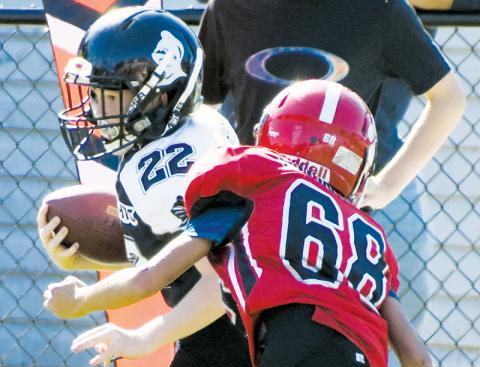 Conner Hyde (22) scored the lone Robbinsville Mites touchdown in Saturday’s semifinal game against Franklin. Though all four Black Knights teams qualified for the postseason, the Mites are the only Robbinsville team advancing to the Cracker Bowl. Photo by Kevin Hensley/sports@grahamstar.com