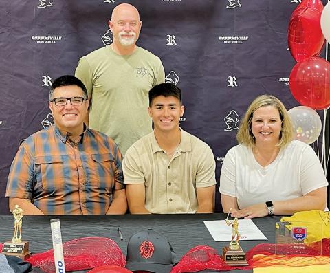 Isaiah Brown signed to play golf at Bryan College on Friday. Sitting with Brown are father Jeremy and mother Ashley. Standing in back is Bryan College men’s golf coach Jake Goins.