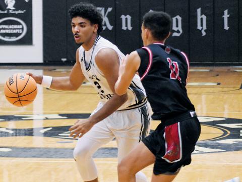 Kristian Bauzo (left) attempts to evade the defense of Andrews’ Braylen Maennle on Jan. 27. Photos by Kevin Hensley/sports@grahamstar.com