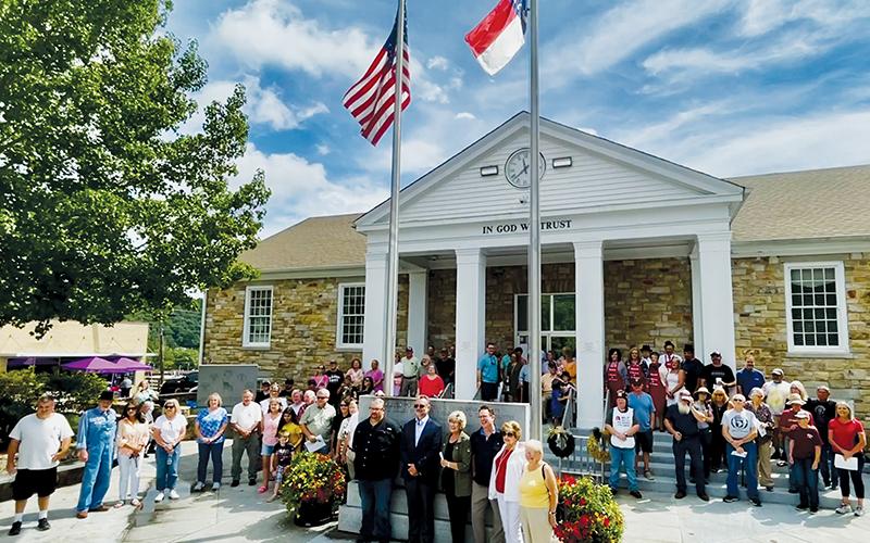 Local representatives, dignitaries and elected leaders gather in front of the Graham County Courthouse on Aug. 20 for a commemorative photo during the second weekend of the county’s 150th anniversary celebration. Photo by Randy Foster/news@grahamstar.com