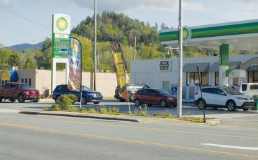 Cars sat idle Monday afternoon, waiting to get gas at the BP in Robbinsville. Vehicles flocked to stations across the county after news of a major pipeline hack. Photo by Charlie Benton/news@grahamstar.com