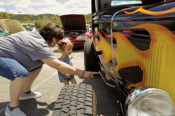 Debbie Buchanan and her one-year-old niece, Sadie Buchanan, check out a hot rod on display at Saturday’s Drag-on Car Show. Photos by Charlie Benton/news@grahamstar.com