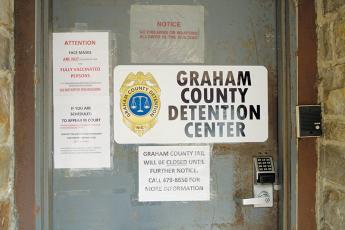 A sign on the door of the Graham County Jail state’s that the facility is closed until further notice. A COVID-19 outbreak has affected at least eight people as of last week. Photo by Charlie Benton/news@grahamstar.com